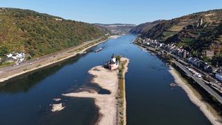 Někde se dá i přebrodit. Záběry z dronu ukazují rekordně nízkou hladinu Rýna